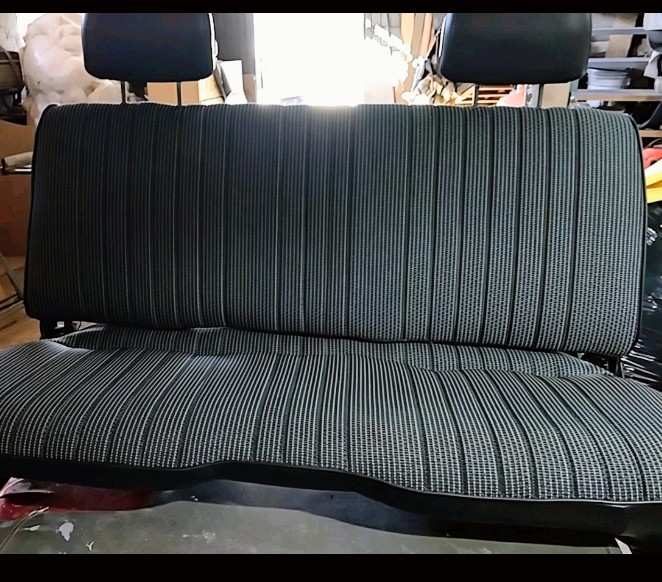 Asiento trasero de auto tapizado en tela gris a rayas