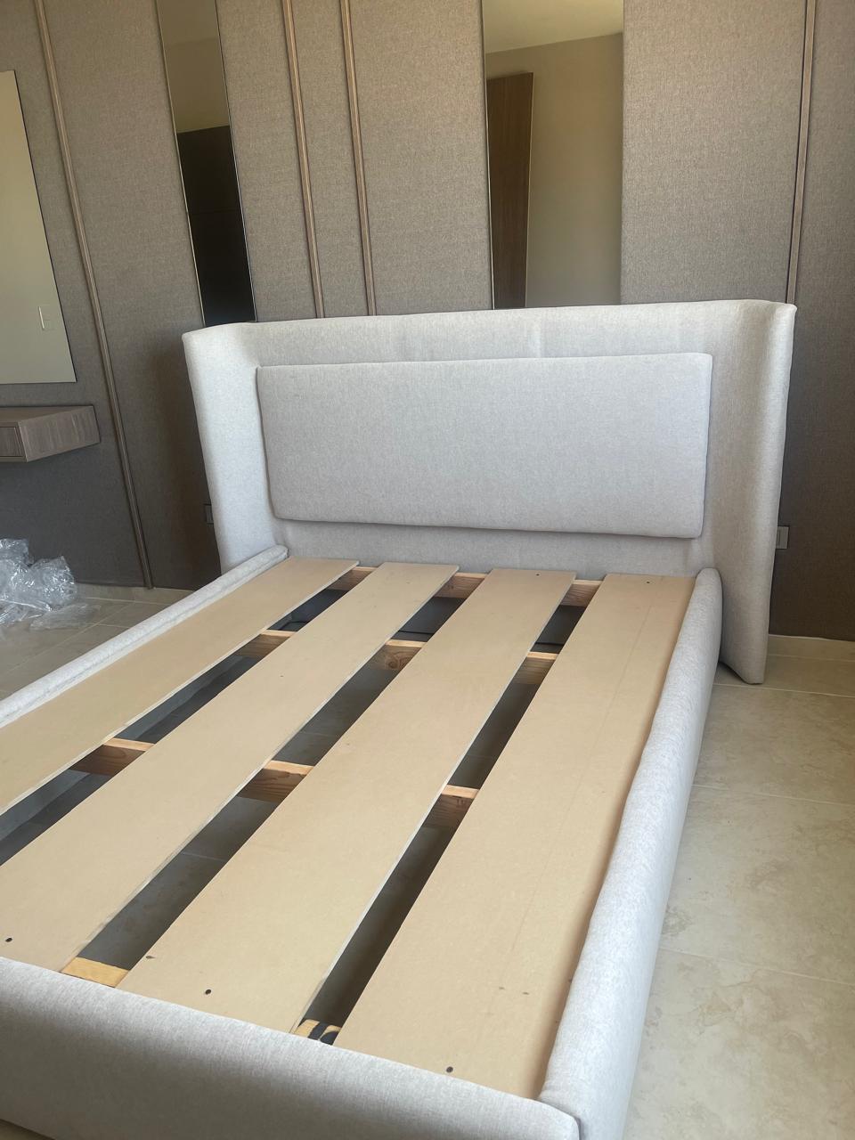 Base tapizada en beige con panel central acolchado