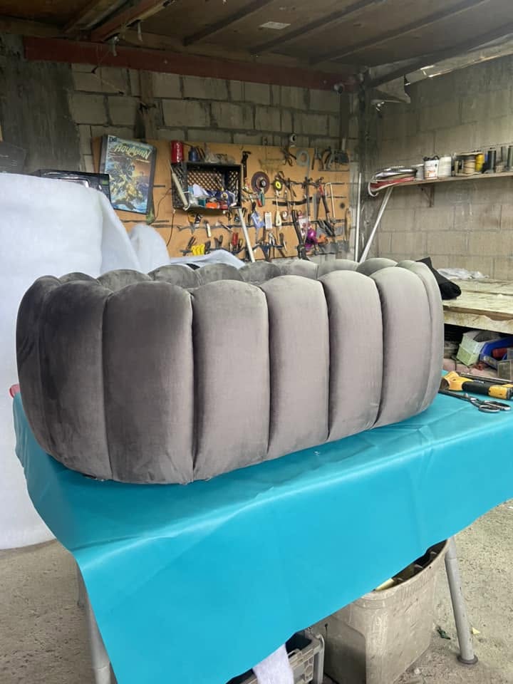 Pouf tapizado en canalé color gris