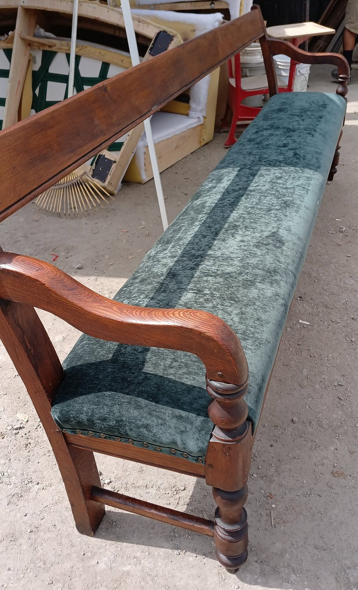 Banca de madera tapizada en terciopelo verde