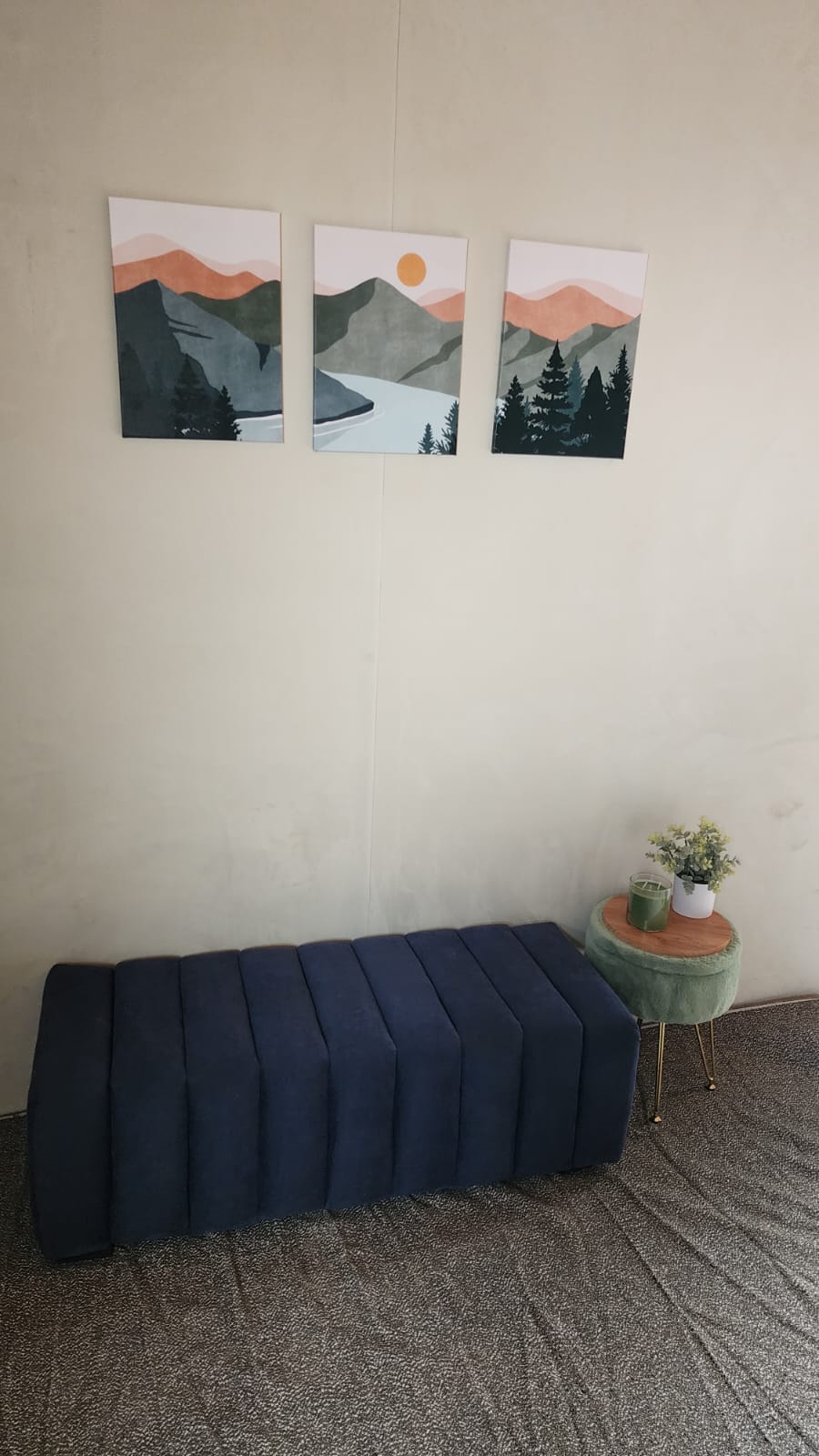 Banco tapizado en canalé azul marino, sala decorada