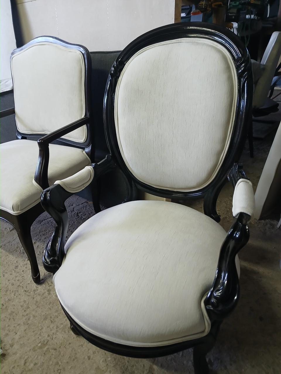 Par de sillones tapizados en color hueso con madera laqueada negra