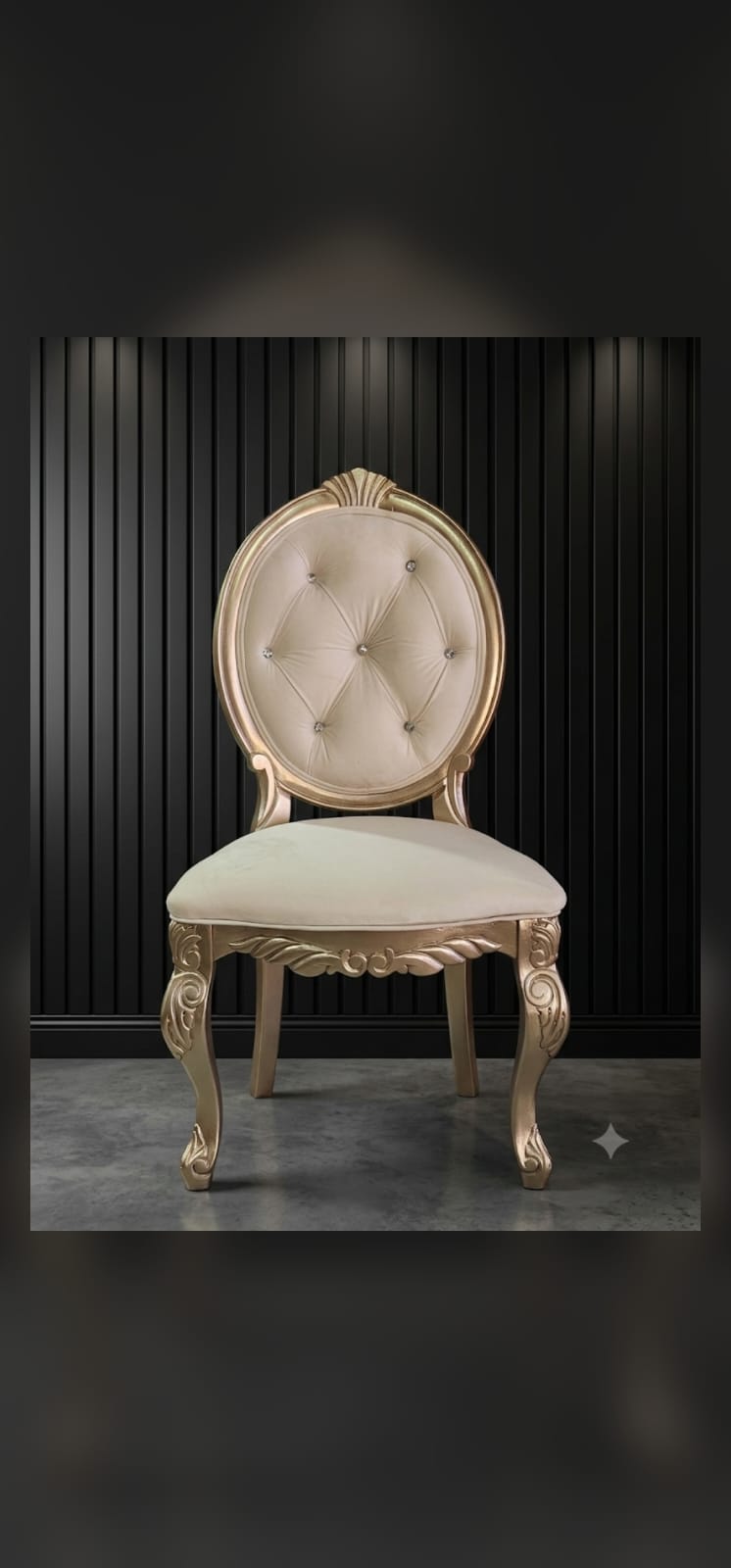 Silla estilo clásico en tono dorado con botonadura