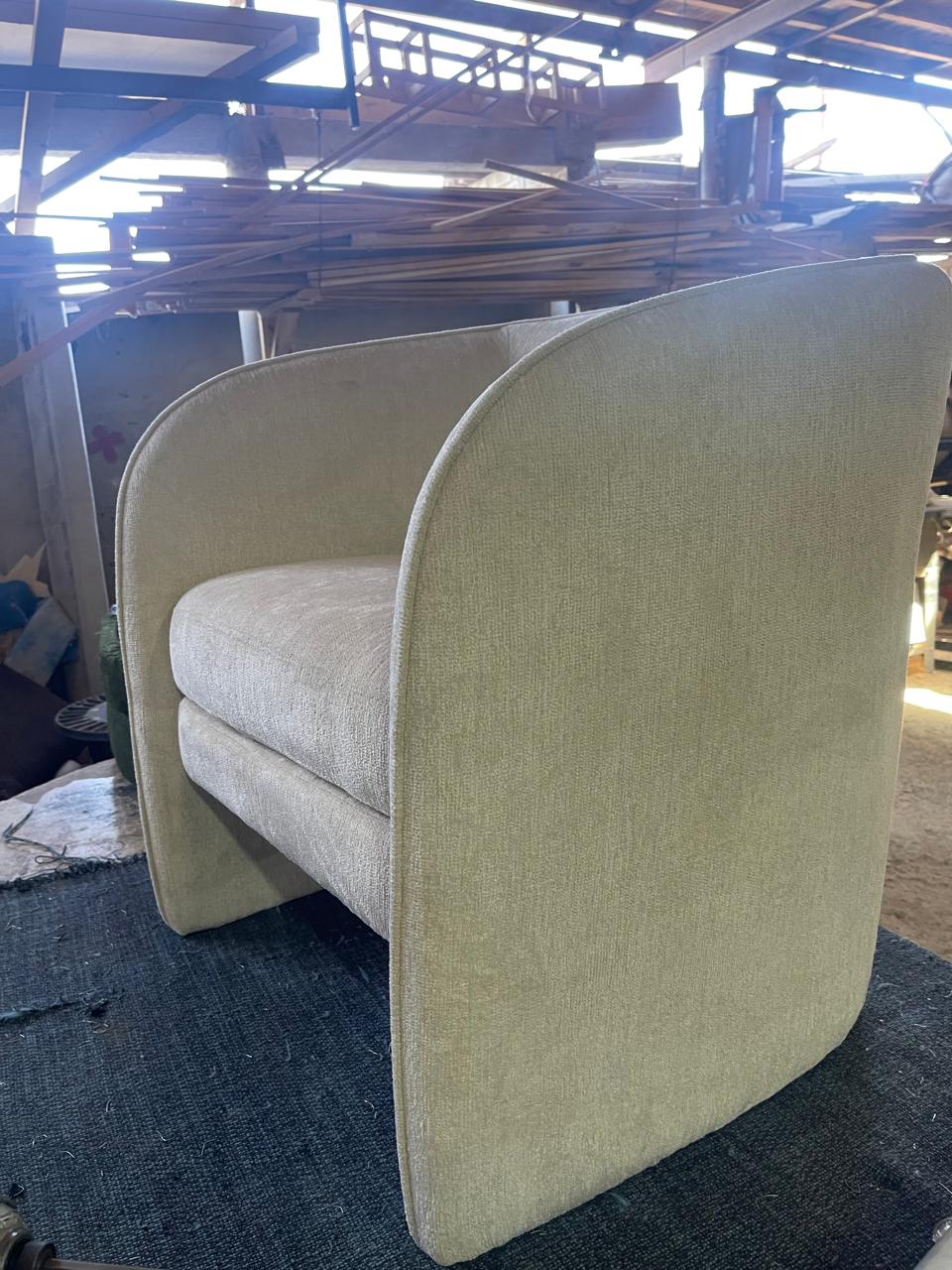Sillón tapizado en tono verde oliva