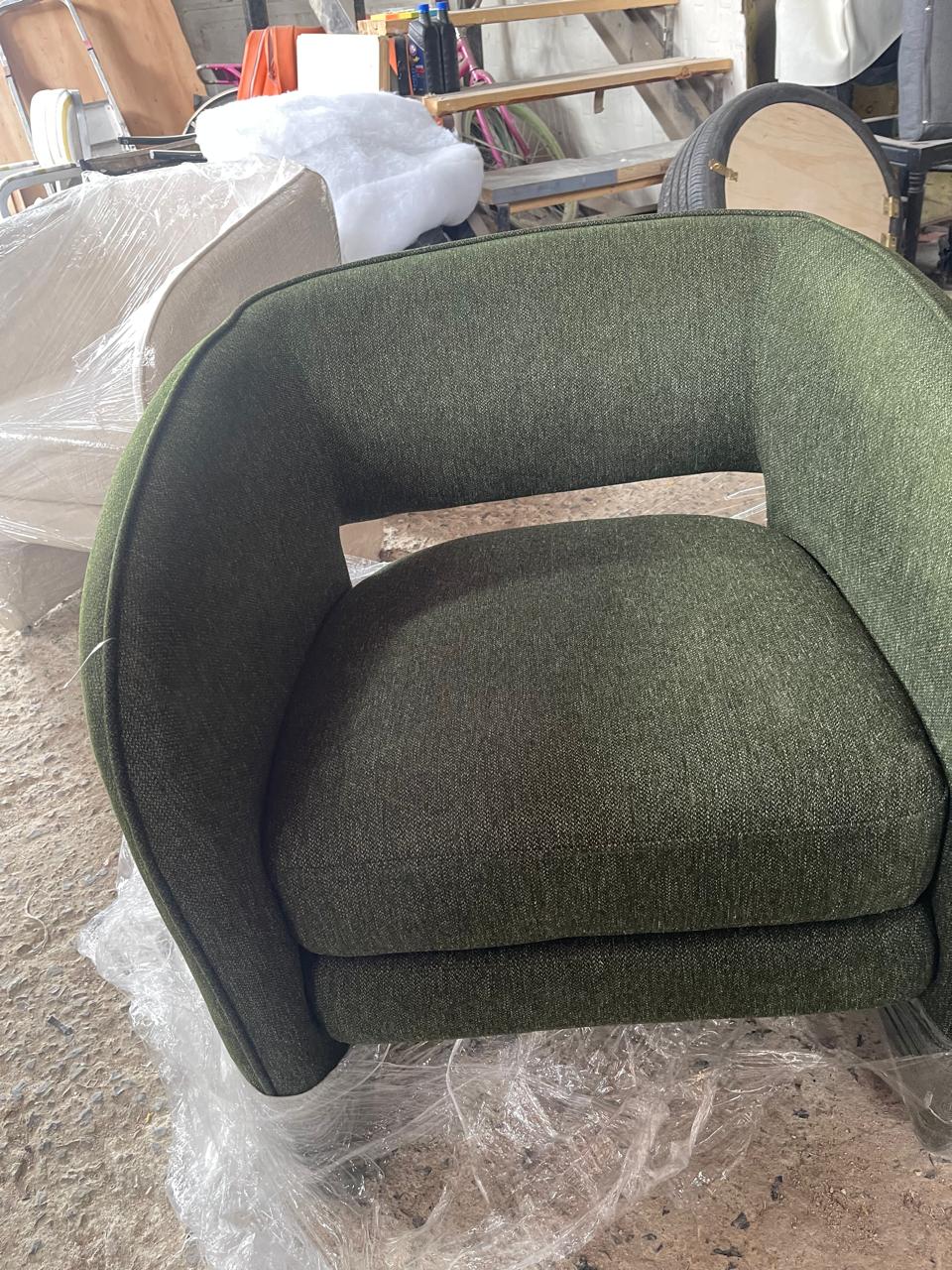 Sillón moderno tapizado en verde musgo