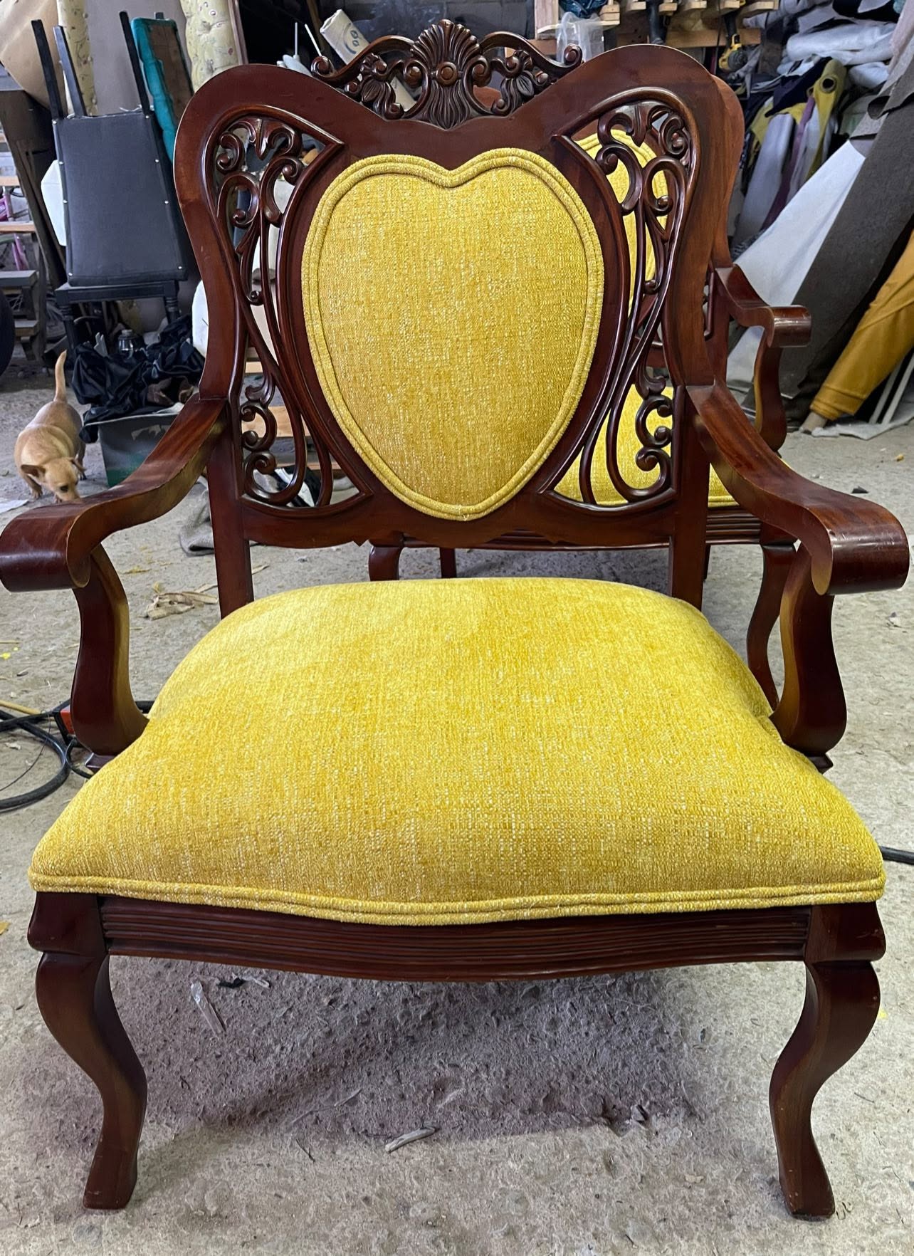 Sillón tallado con respaldo en forma de corazón, tela amarilla