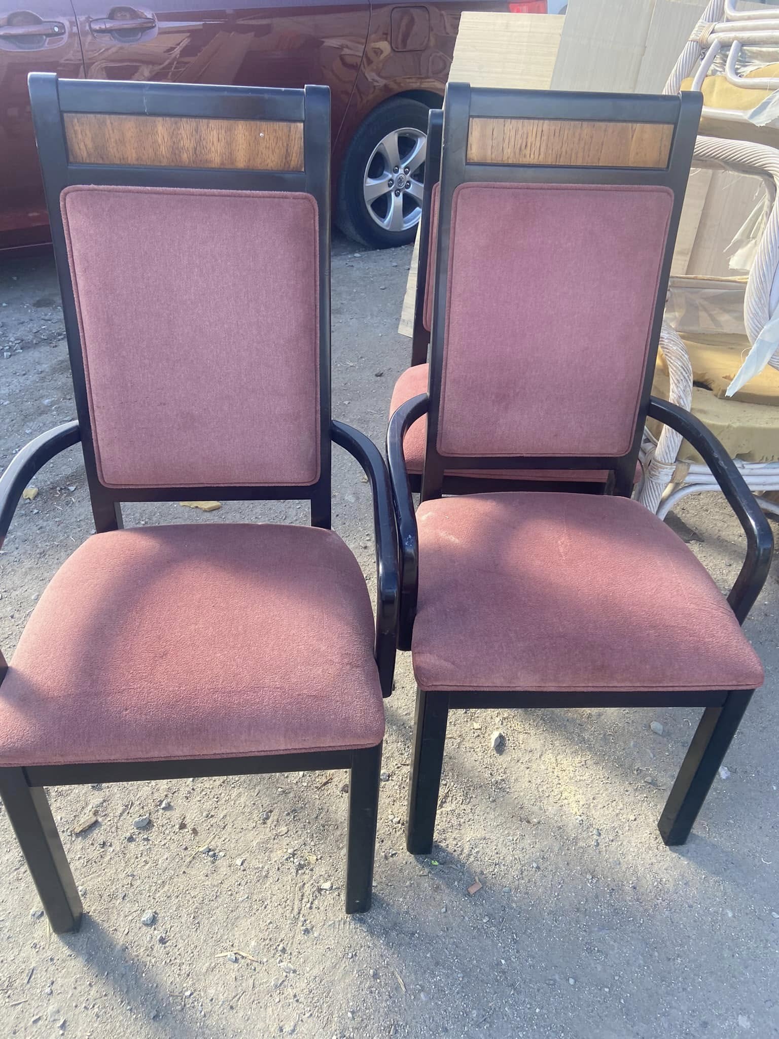 Par de sillas con brazos tapizadas en tono rosa palo