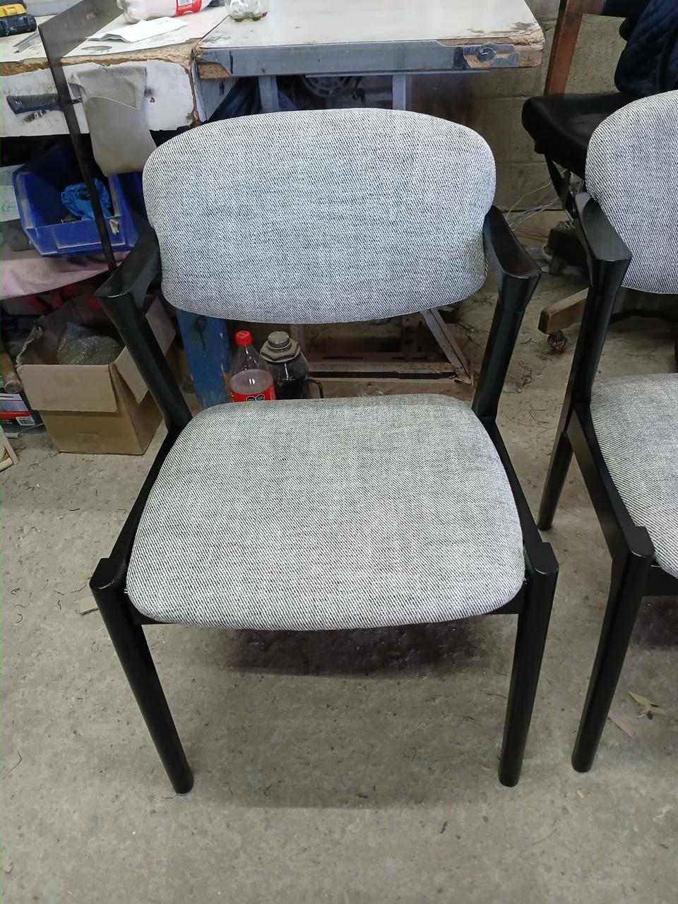 Silla con estructura negra y tapizado gris jaspeado