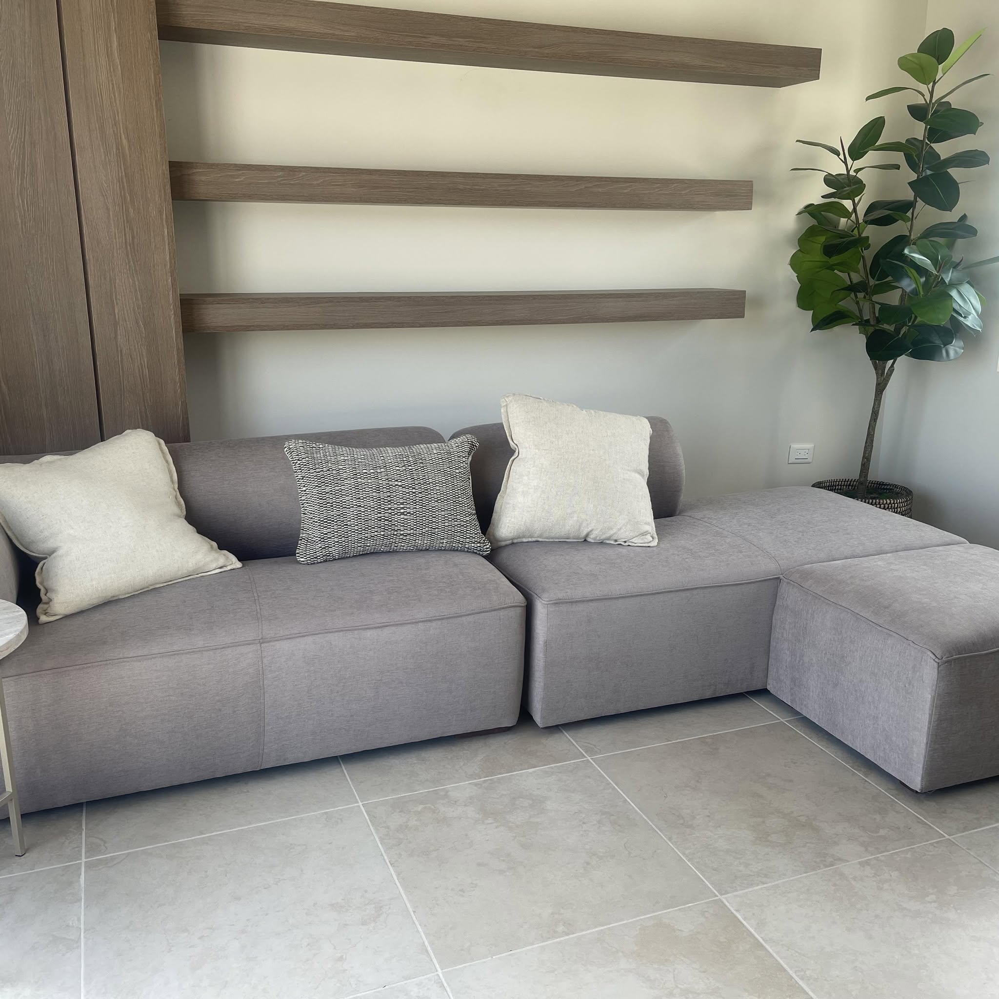 Sillón tapizado en gris, vista lateral