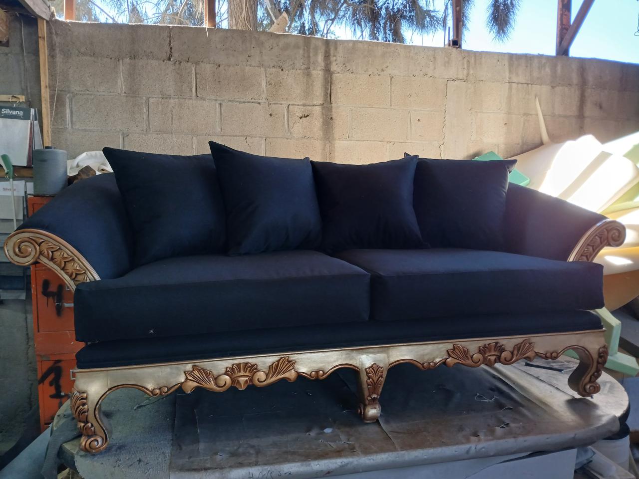 Sillón restaurado en tela azul marino con base tallada
