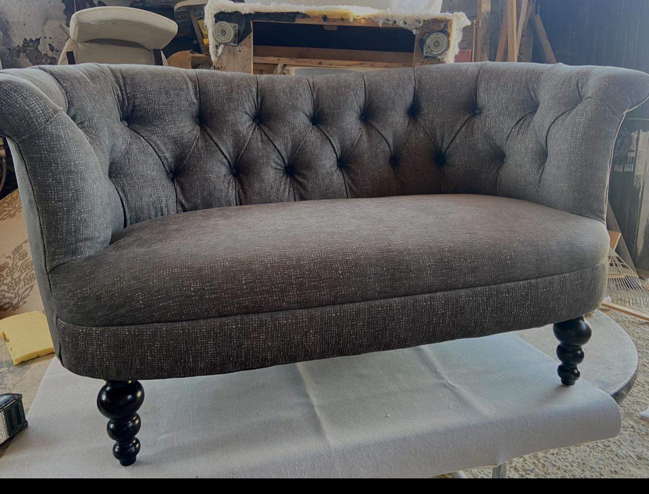 Sillón capitoné en tela gris