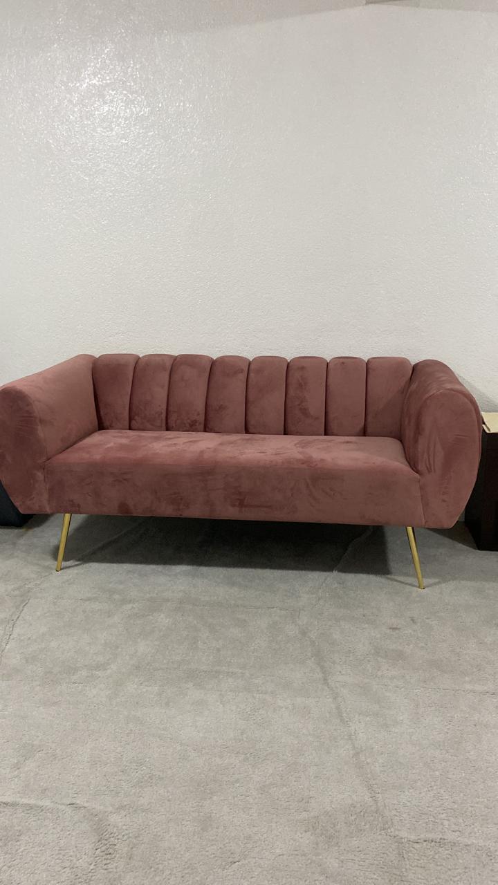 Sillón en terciopelo rosa con patas doradas