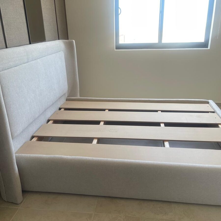 Cama tapizada gris claro
