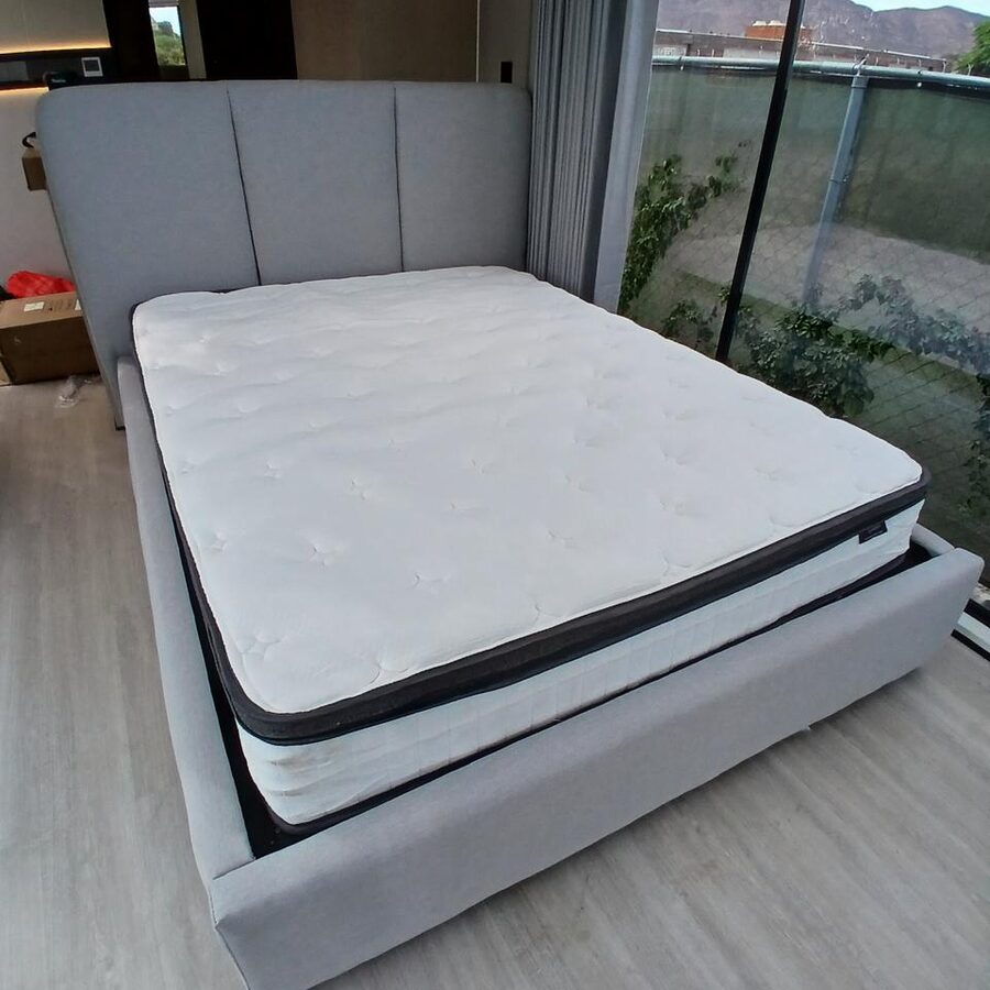 Cama tapizada gris con paneles