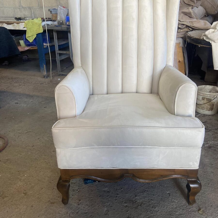Sillón wingback crema