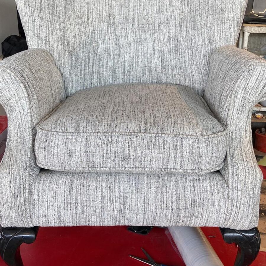 Sillón wingback gris con botonadura