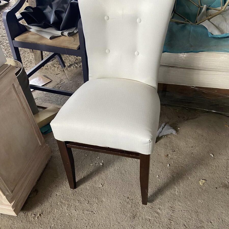 Silla de comedor blanca con botonadura