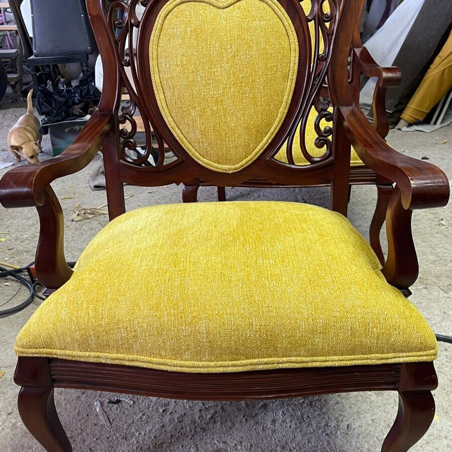 Silla tallada con respaldo corazón amarillo