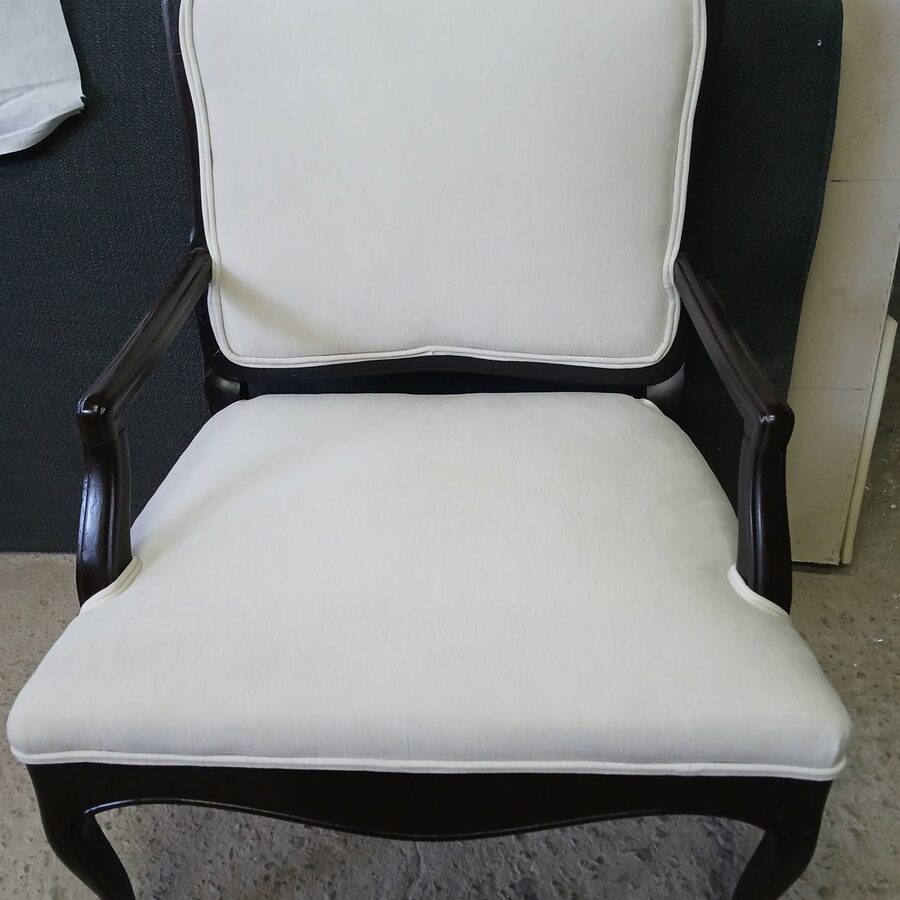 Sillón de comedor crema con marco oscuro