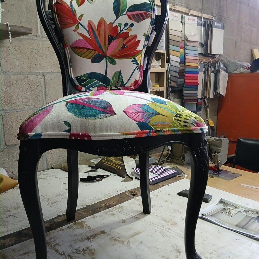 Silla negra con estampado floral colorido
