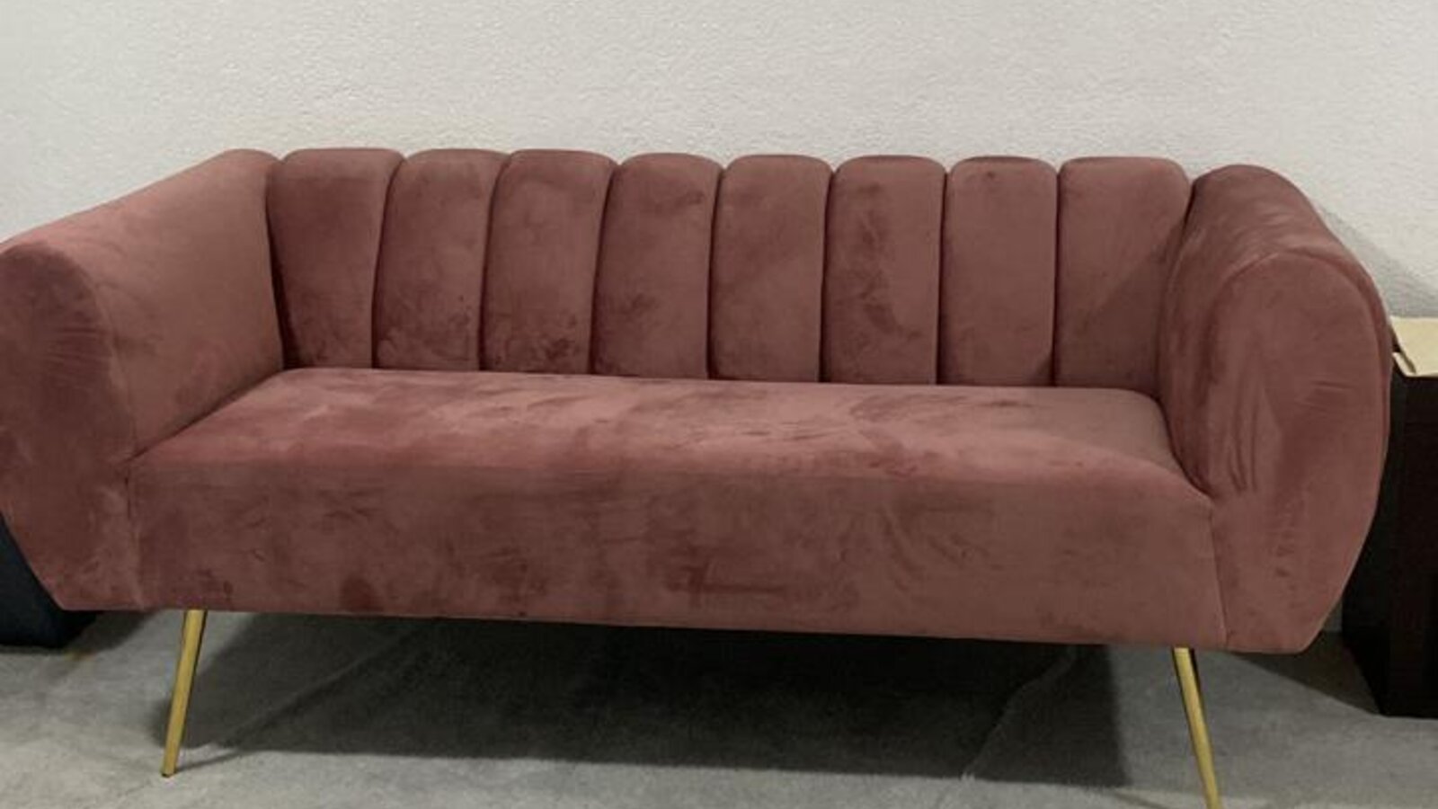 Sofá vintage en terciopelo rosa