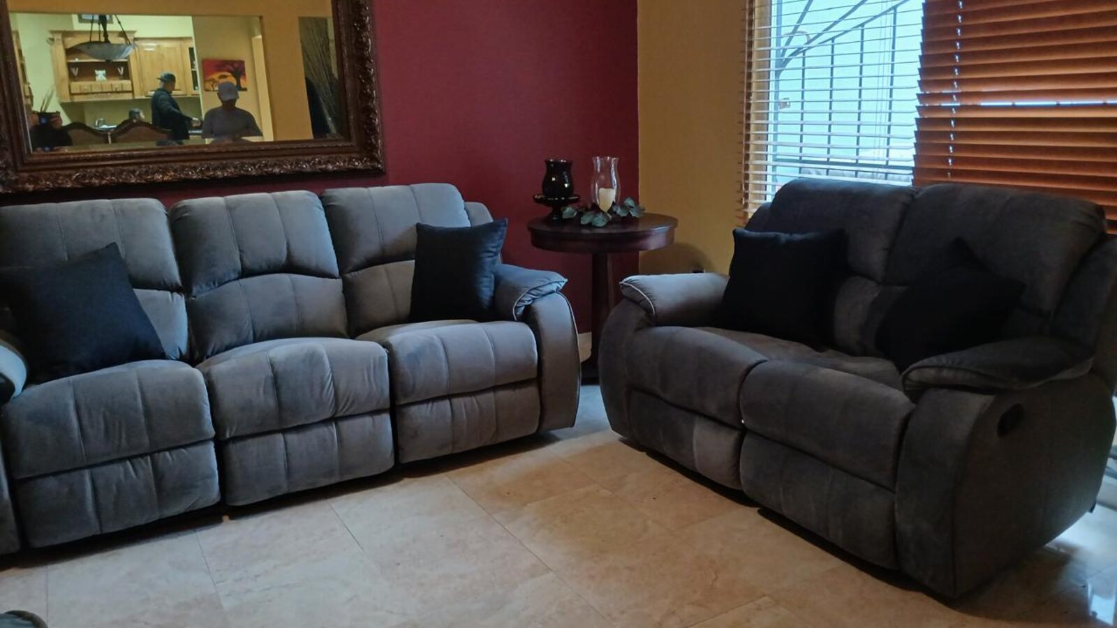 Sala con sofás reclinables
